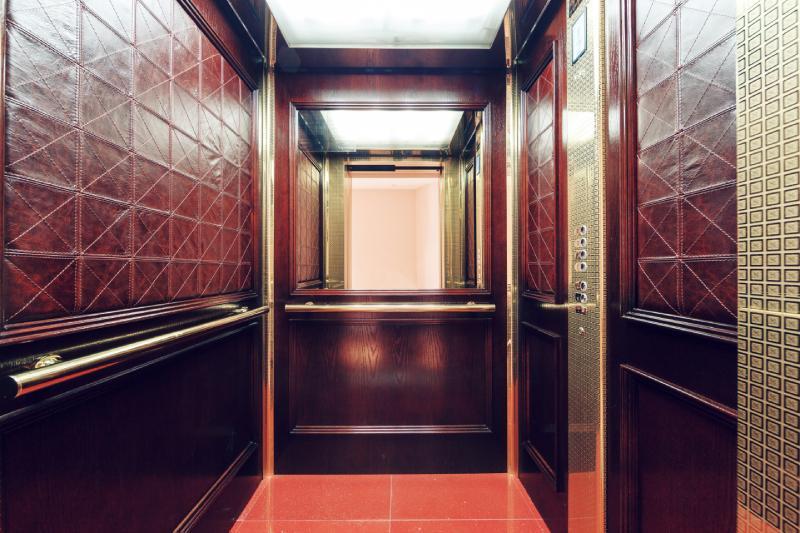 winda w odcieniu czerwieni